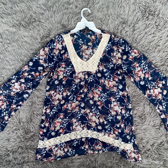 Flowy Floral Blouse - Picture 1 of 3